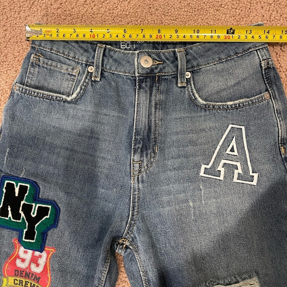 NO BOUNDARIES Y2k Patch Distressed Denim Mom Jeans - Picture 5 of 9